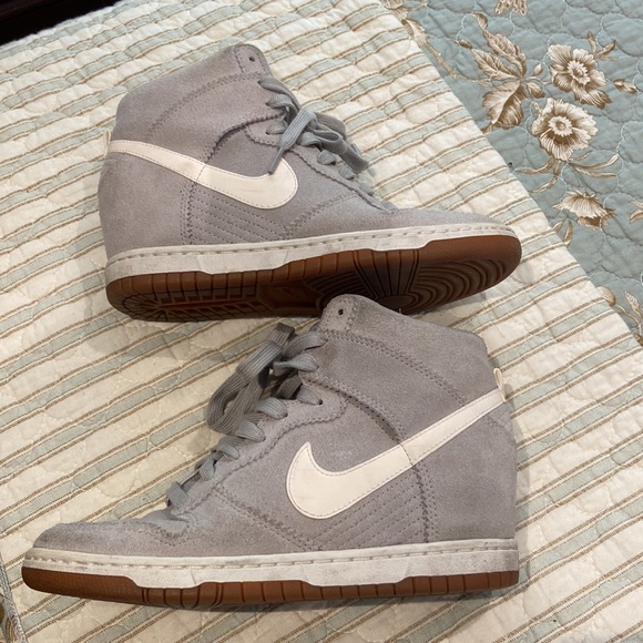 Woman’s high top Nike sneakers dunks? - Picture 3 of 7